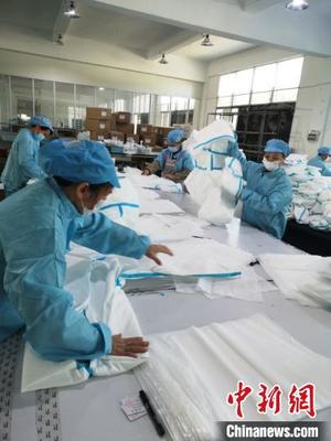 龍巖企業(yè)轉產隔離服:從&ldquo;0&rdquo;到日產&ldquo;6000&rdquo;的蛻變